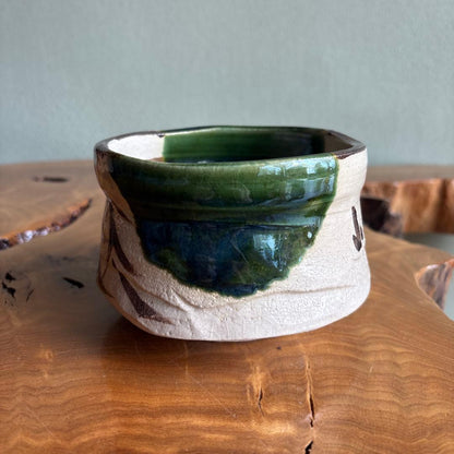 Oribe Chawan — Iron-Painted Pine Motif with Copper-Green Glaze, Studio Artist Signed Tomobako