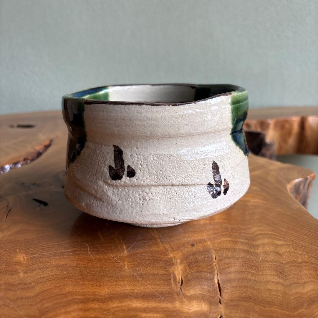 Oribe Chawan — Iron-Painted Pine Motif with Copper-Green Glaze, Studio Artist Signed Tomobako
