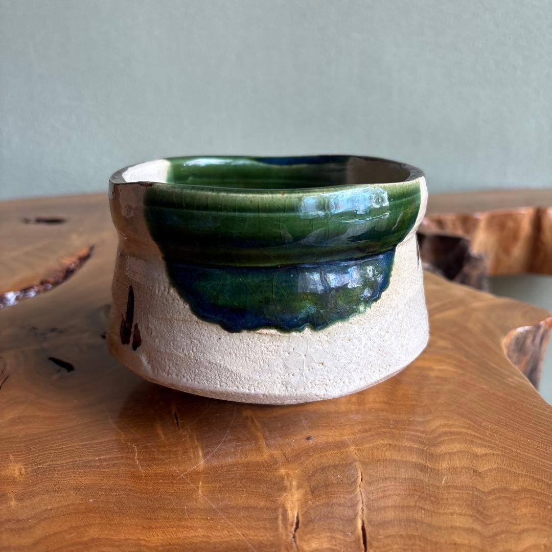 Oribe Chawan — Iron-Painted Pine Motif with Copper-Green Glaze, Studio Artist Signed Tomobako