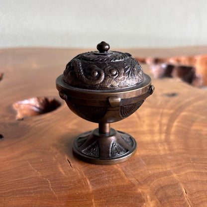 Hisago Koro Futa-Oki Bronze Dragon Relief Tea Ceremony Lid Rest Incense Burner