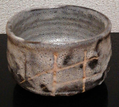 Nezumi Shino Tea Bowl by Yamaguchi Jotetsu — Mino Ware Chawan with Tomobako, Japanese Ceramics
