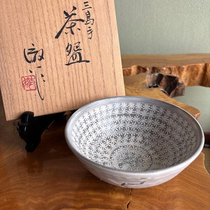 Mishima-de Inlaid Slip Tea Bowl by Uno Toru - Korean-Inspired Hira-Chawan with Signed Box