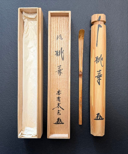Tea Scoop by Kobayashi Taigen, Head Priest of Daitokuji Obai-in — Mei 'Toyo' (Peach Leaf), Signed Box