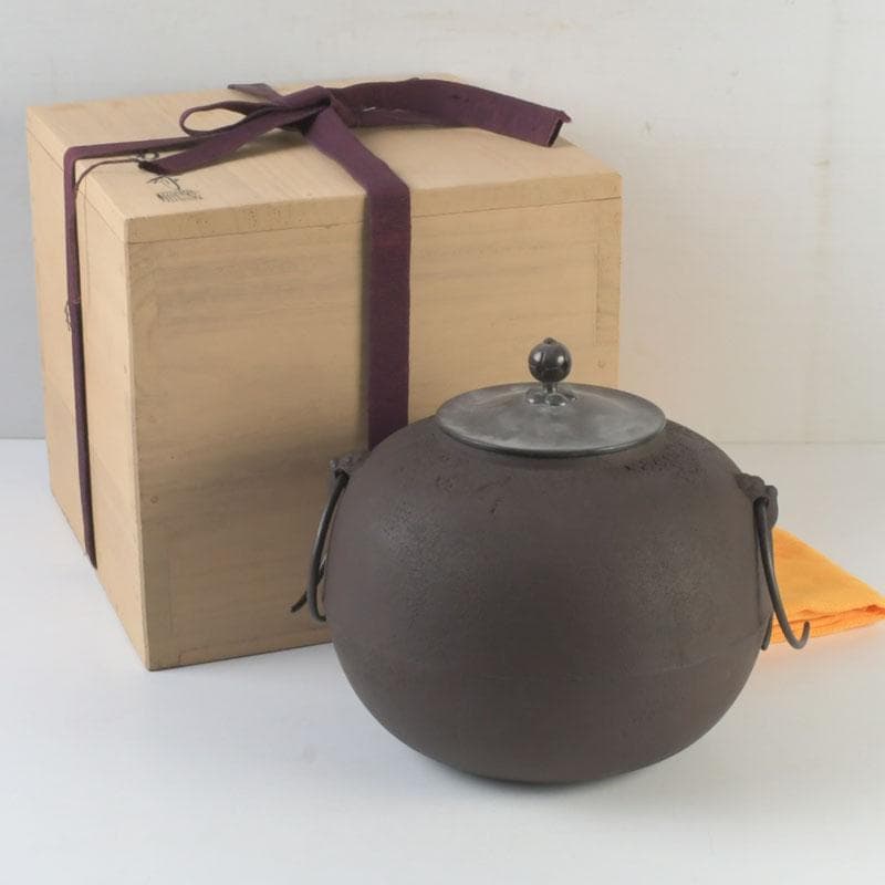 Hata Shunsai Round Iron Tea Kettle Marugata Chagama with Tomobako