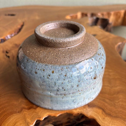 Aizu-Hongō Feldspar Glaze Chawan — Iron Speckle Matcha Bowl by Tōrakuen (Satō Ryūichi)