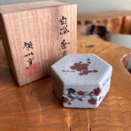 Gwangju Kiln Korean White Porcelain Kogo — Hexagonal, Iron-Red Plum, Tomobako | 廣州窯 白磁香合