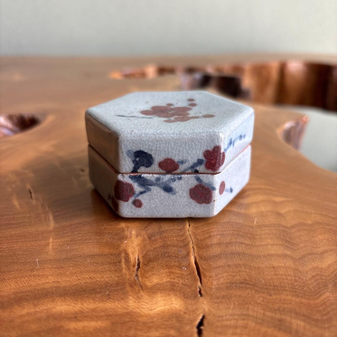 Gwangju Kiln Korean White Porcelain Kogo — Hexagonal, Iron-Red Plum, Tomobako | 廣州窯 白磁香合