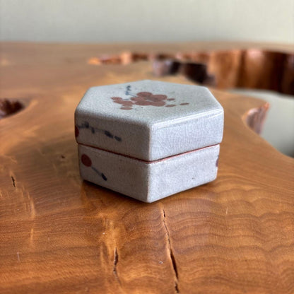 Gwangju Kiln Korean White Porcelain Kogo — Hexagonal, Iron-Red Plum, Tomobako | 廣州窯 白磁香合