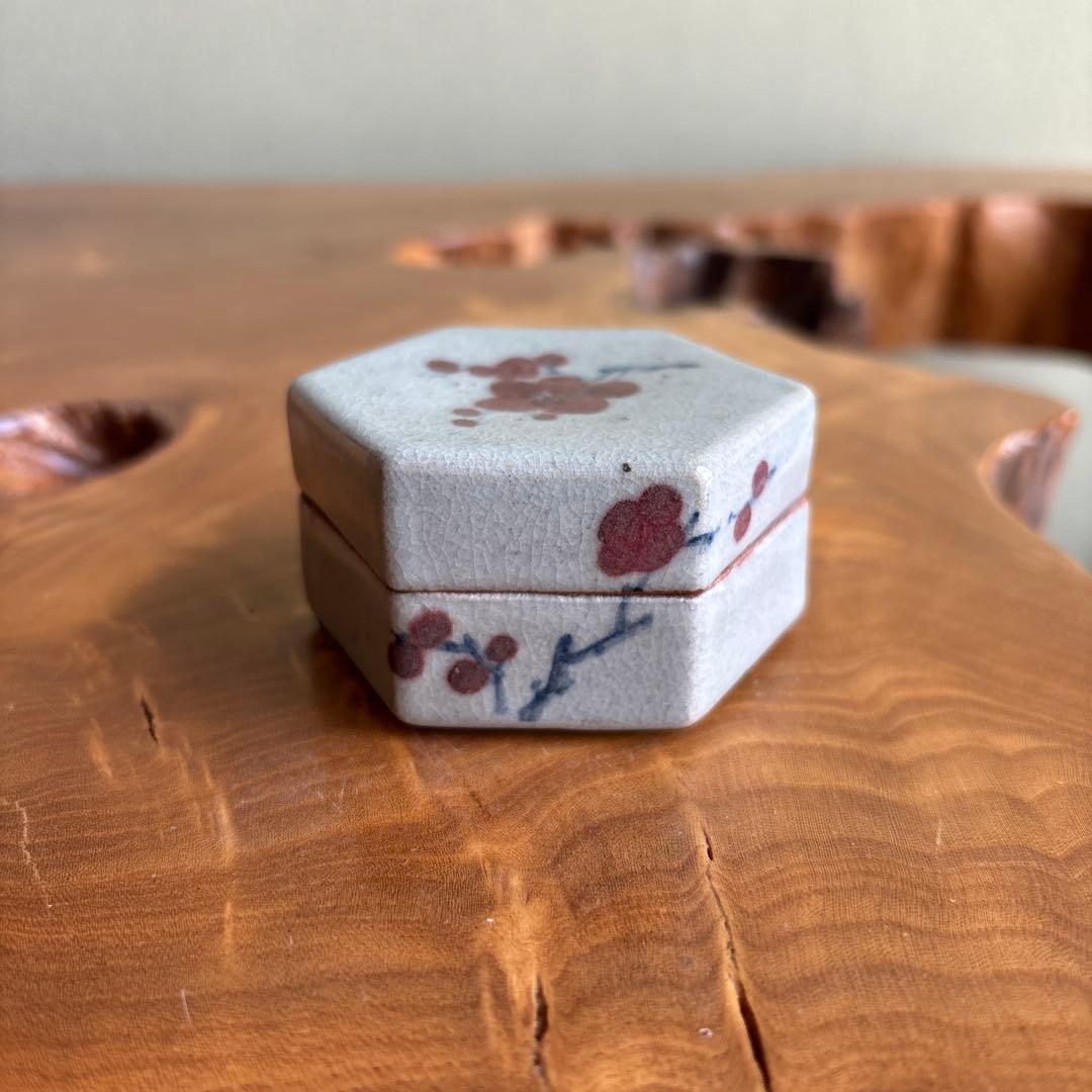 Gwangju Kiln Korean White Porcelain Kogo — Hexagonal, Iron-Red Plum, Tomobako | 廣州窯 白磁香合
