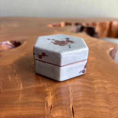 Gwangju Kiln Korean White Porcelain Kogo — Hexagonal, Iron-Red Plum, Tomobako | 廣州窯 白磁香合