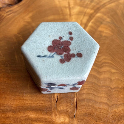 Gwangju Kiln Korean White Porcelain Kogo — Hexagonal, Iron-Red Plum, Tomobako | 廣州窯 白磁香合
