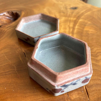Gwangju Kiln Korean White Porcelain Kogo — Hexagonal, Iron-Red Plum, Tomobako | 廣州窯 白磁香合