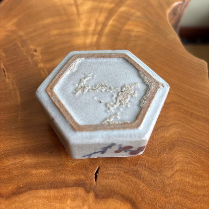 Gwangju Kiln Korean White Porcelain Kogo — Hexagonal, Iron-Red Plum, Tomobako | 廣州窯 白磁香合
