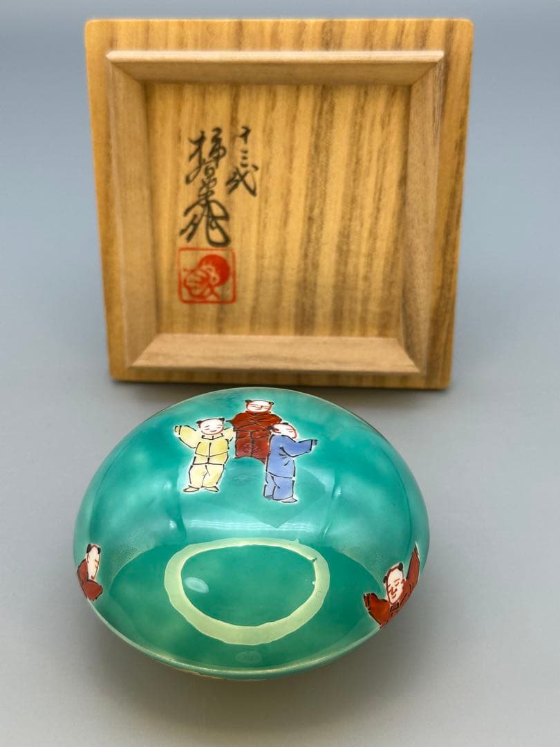 Kakiemon XIII Nigoshide Karako Kogo — Porcelain Incense Container