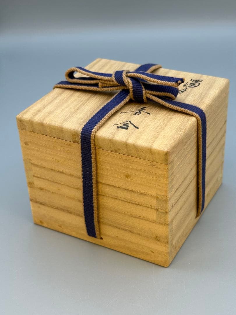 Kakiemon XIII Nigoshide Karako Kogo — Porcelain Incense Container