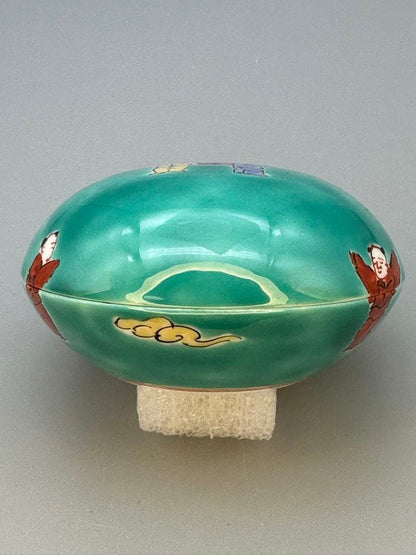 Kakiemon XIII Nigoshide Karako Kogo — Porcelain Incense Container