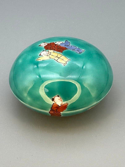 Kakiemon XIII Nigoshide Karako Kogo — Porcelain Incense Container
