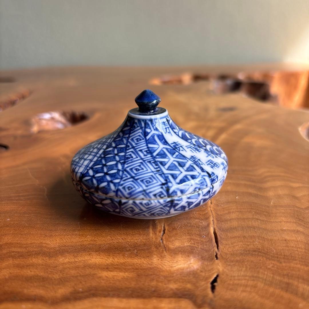 Umbrella Kogo Incense Box by Takano Shōami — Sometsuke Blue White Kyoto Ware with Tomobako