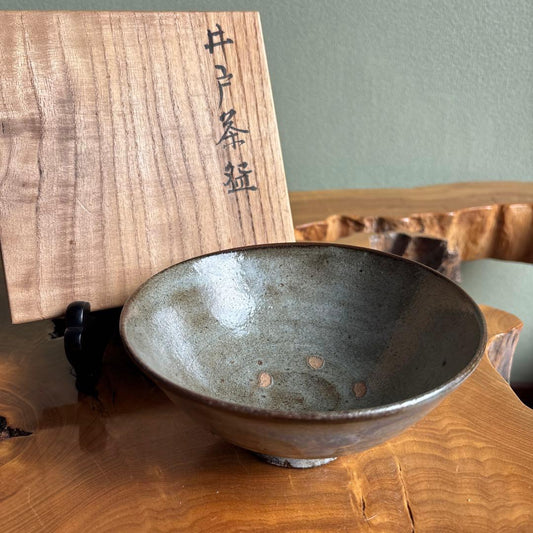 Koyama Kihei Ido-Gata Matcha Tea Bowl — Wide Well-Type Form, Warm Grey Glaze, Signed Box