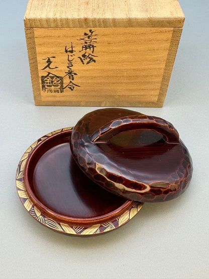 Kyoto Lacquer Kogo Incense Container by Suzuki Kounyu - Hajiki Chestnut Form with Gold Maki-e Leaf Tray - Signed Tomobako Tea Ceremony Tool
