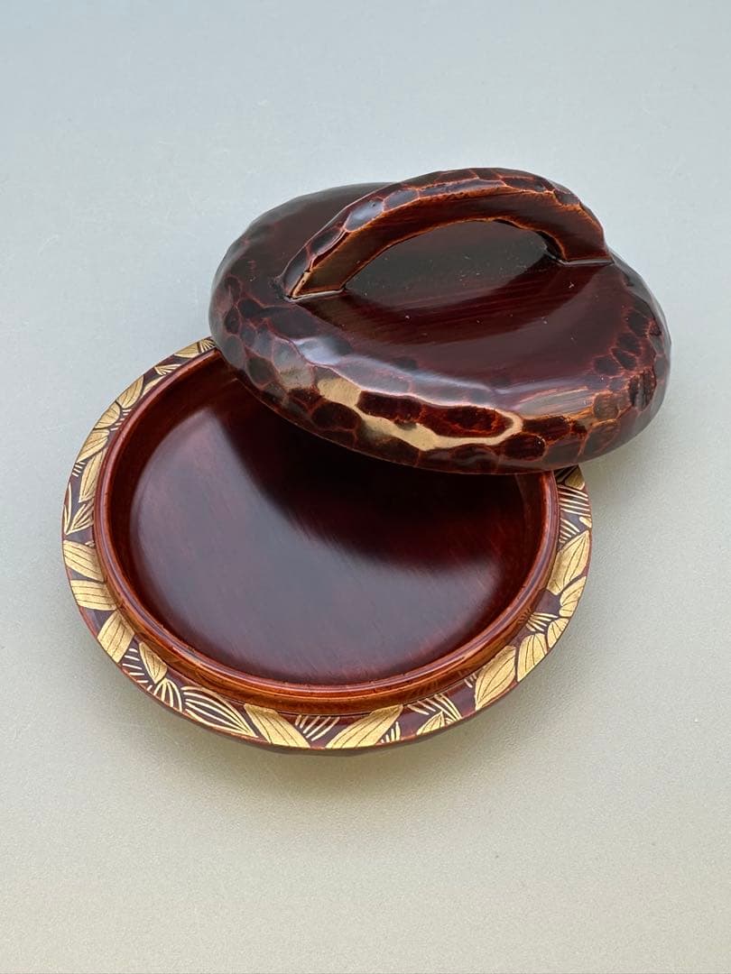 Kyoto Lacquer Kogo Incense Container by Suzuki Kounyu - Hajiki Chestnut Form with Gold Maki-e Leaf Tray - Signed Tomobako Tea Ceremony Tool