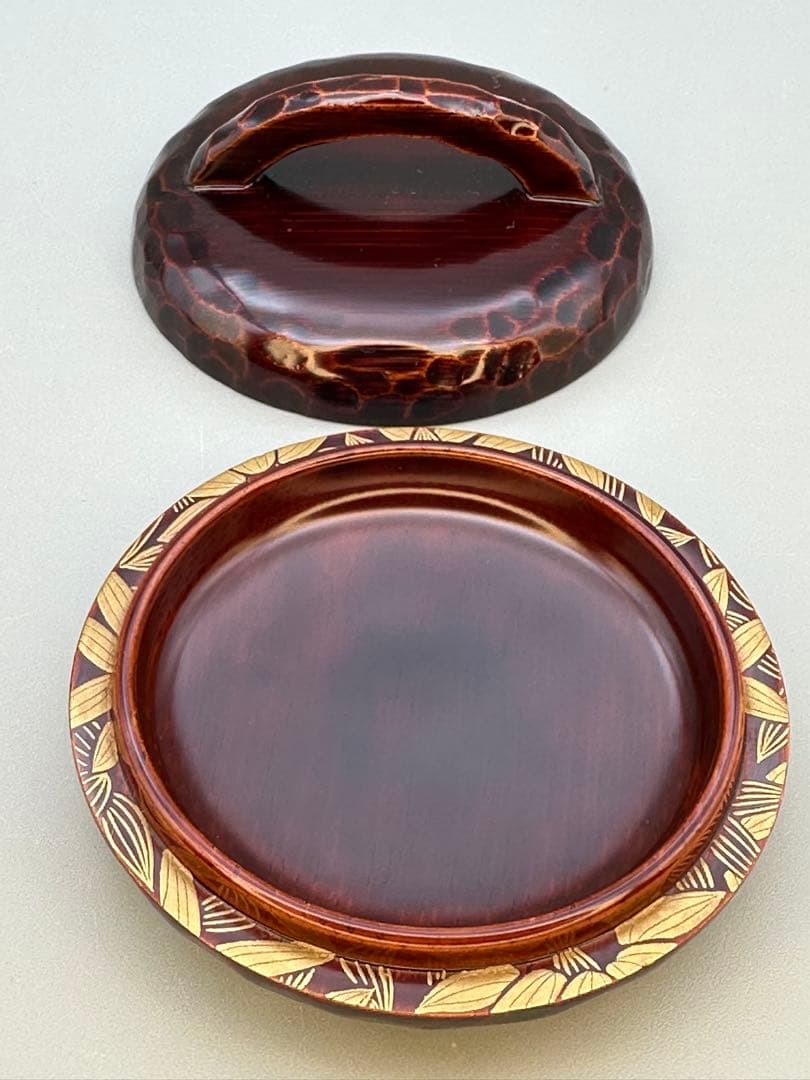 Kyoto Lacquer Kogo Incense Container by Suzuki Kounyu - Hajiki Chestnut Form with Gold Maki-e Leaf Tray - Signed Tomobako Tea Ceremony Tool