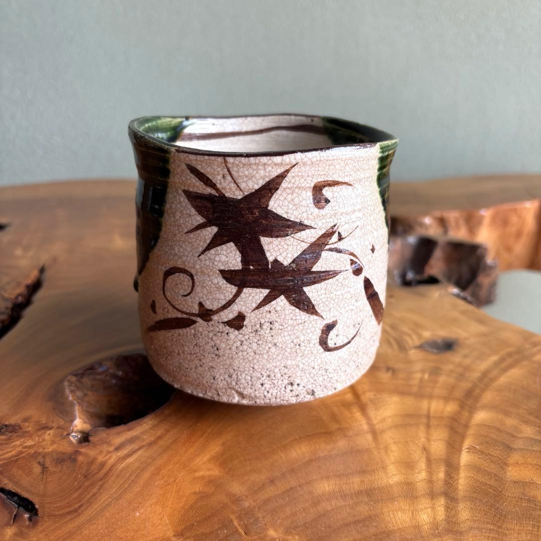 Oribe Cylindrical Tea Bowl | Tsutsu-Chawan with Iron-Painted Vine Motif and Green Rim