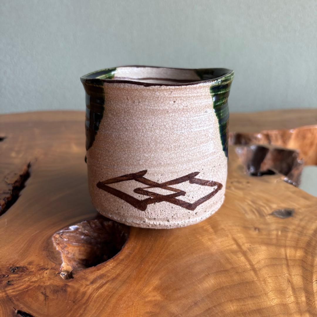 Oribe Cylindrical Tea Bowl | Tsutsu-Chawan with Iron-Painted Vine Motif and Green Rim