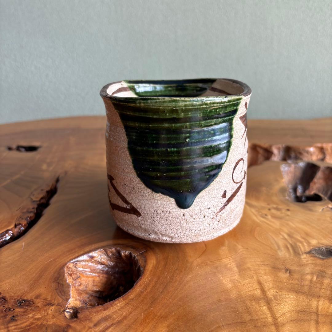 Oribe Cylindrical Tea Bowl | Tsutsu-Chawan with Iron-Painted Vine Motif and Green Rim