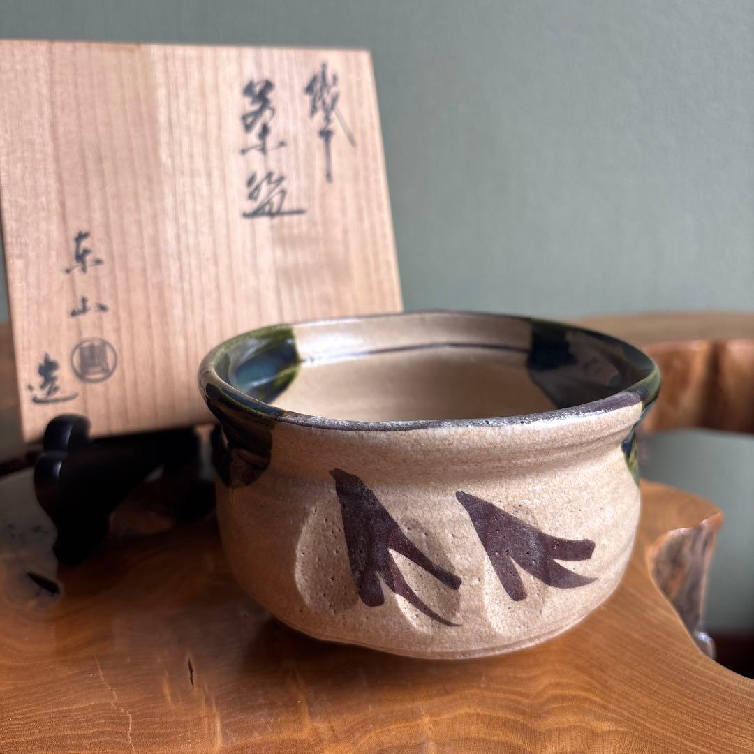 Oribe Chawan — Higashiyama, Iron Brush Grass Motif, Tomobako | Japanese Tea Bowl