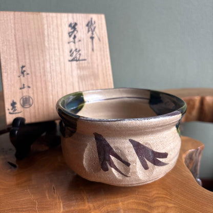 Oribe Chawan — Higashiyama, Iron Brush Grass Motif, Tomobako | Japanese Tea Bowl