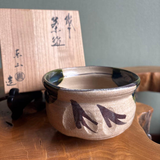 Oribe Chawan — Higashiyama, Iron Brush Grass Motif, Tomobako | Japanese Tea Bowl