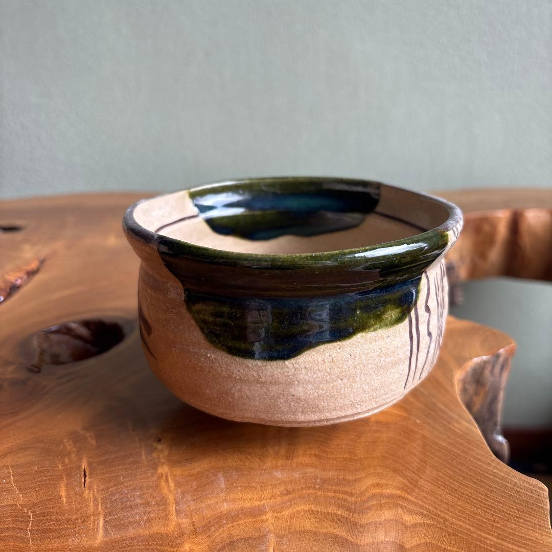 Oribe Chawan — Higashiyama, Iron Brush Grass Motif, Tomobako | Japanese Tea Bowl