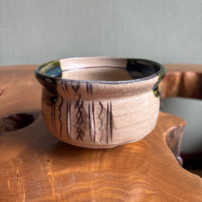 Oribe Chawan — Higashiyama, Iron Brush Grass Motif, Tomobako | Japanese Tea Bowl