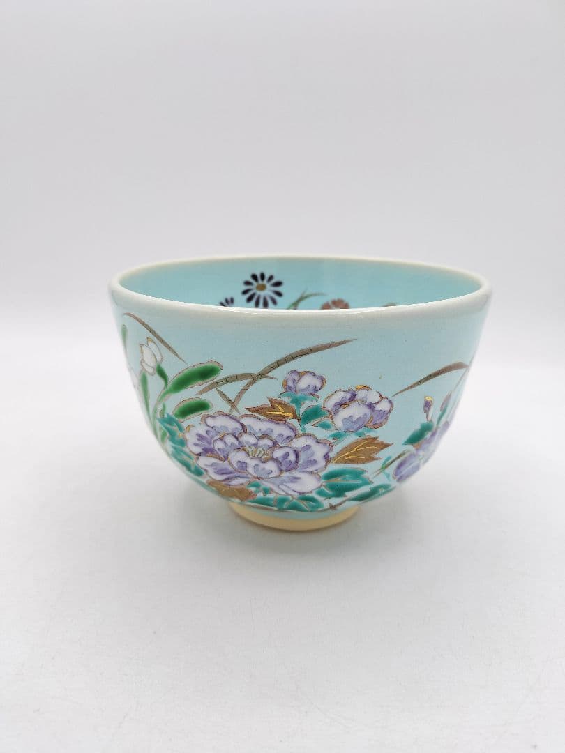 Four Seasons Floral Tea Bowl by Nakamura Ryōji — Ash Glaze, Overglaze Enamel, Kyoto Tradition
