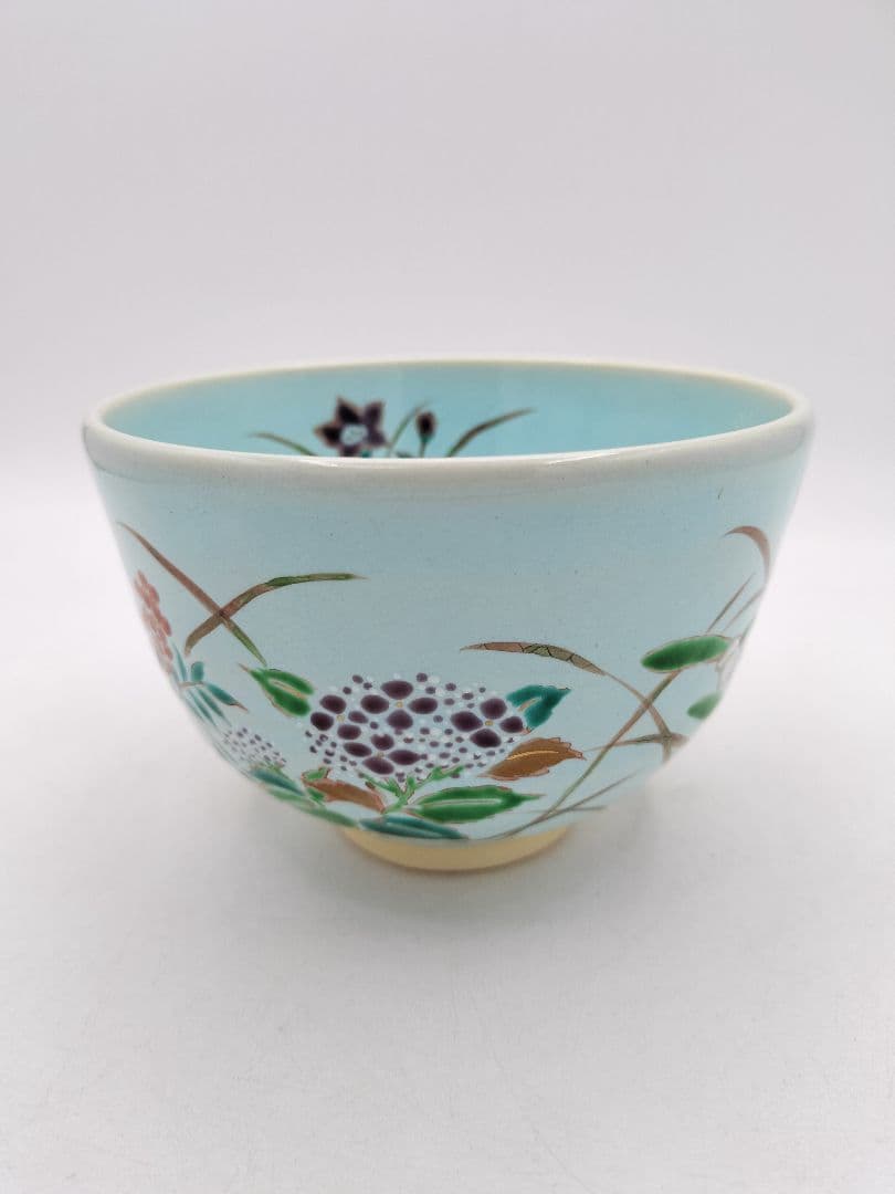 Four Seasons Floral Tea Bowl by Nakamura Ryōji — Ash Glaze, Overglaze Enamel, Kyoto Tradition