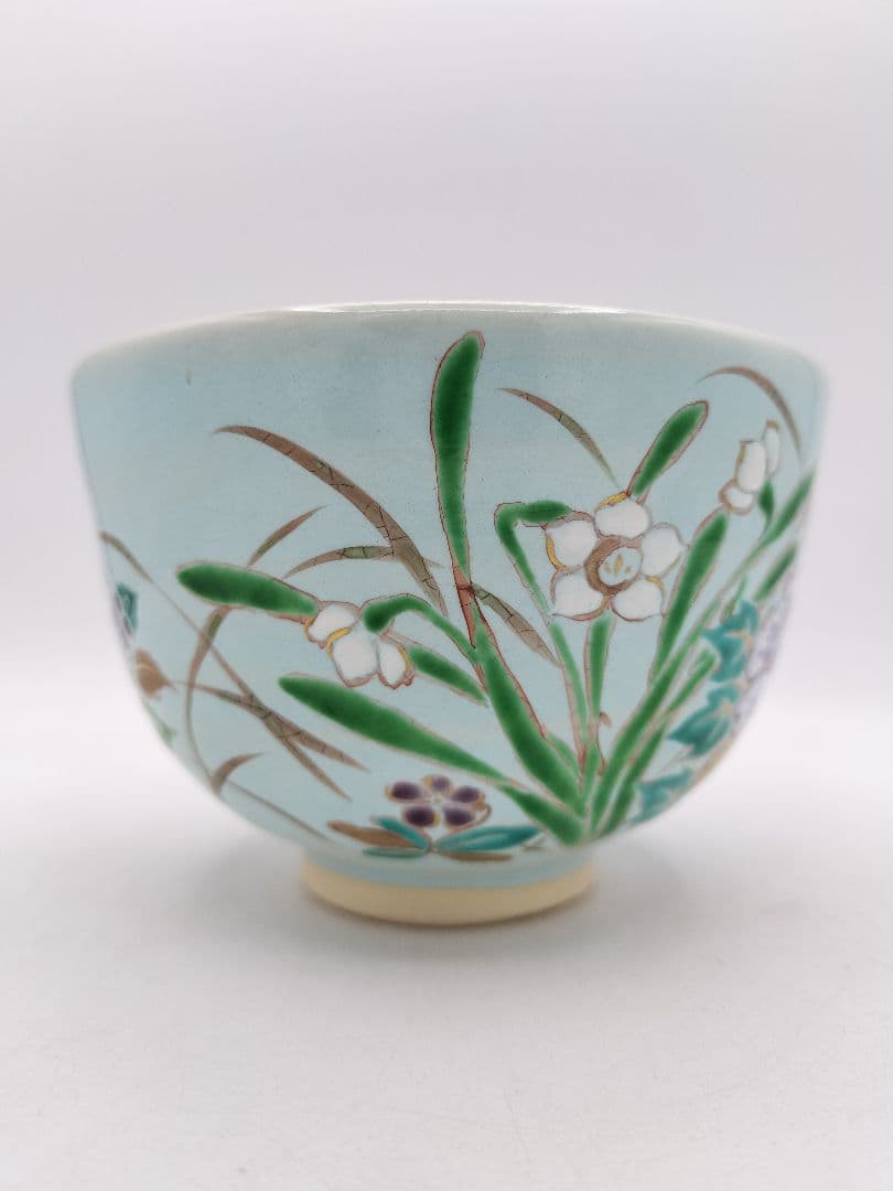Four Seasons Floral Tea Bowl by Nakamura Ryōji — Ash Glaze, Overglaze Enamel, Kyoto Tradition