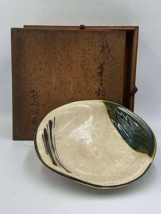 Oribe Ware Confectionery Bowl — Boat-Form with Copper Green Glaze and Iron Grass Brushwork, Tomobako