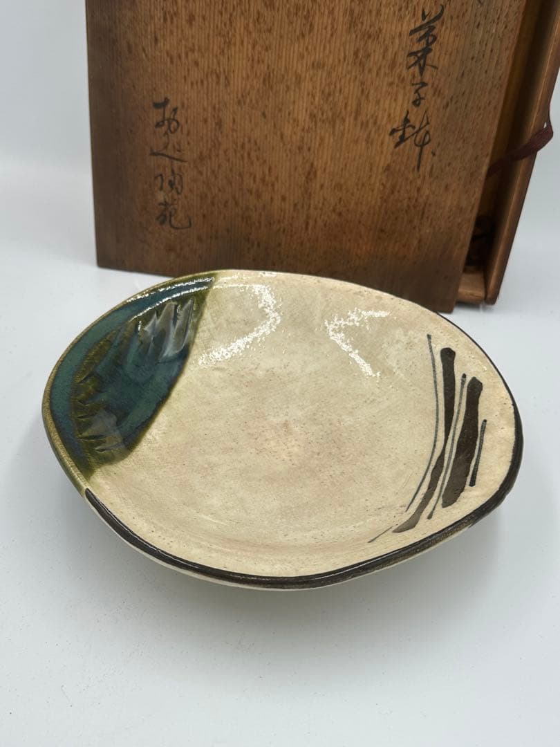 Oribe Ware Confectionery Bowl — Boat-Form with Copper Green Glaze and Iron Grass Brushwork, Tomobako
