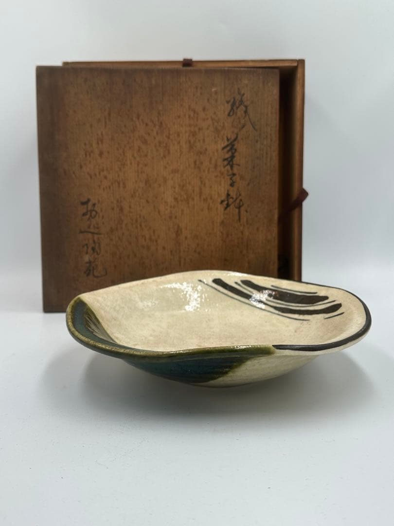 Oribe Ware Confectionery Bowl — Boat-Form with Copper Green Glaze and Iron Grass Brushwork, Tomobako