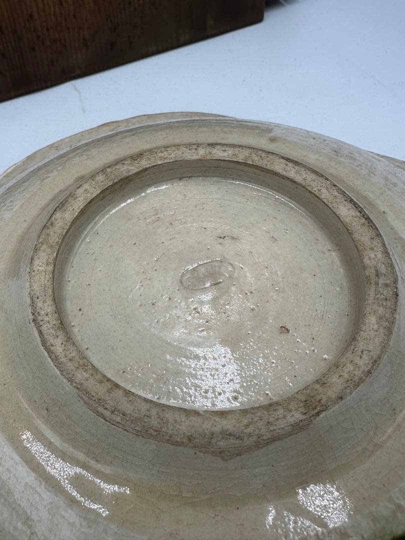 Oribe Ware Confectionery Bowl — Boat-Form with Copper Green Glaze and Iron Grass Brushwork, Tomobako