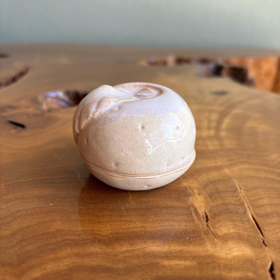 Tamura Toyo Hagi Ware Kogo Incense Container — Fruit Form, Tomobako | 玉村登陽造 萩焼香合