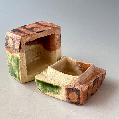 Narumi Oribe Incense Container by Motomura Sachi — Gesshin Kiln Kogo