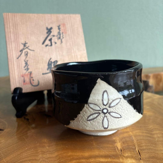 Kuro-Oribe Tea Bowl by Shunsou - Black and White Oribe Chawan with Iron-Painted Flower Motif and Signed Box
