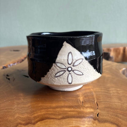 Kuro-Oribe Tea Bowl by Shunsou - Black and White Oribe Chawan with Iron-Painted Flower Motif and Signed Box
