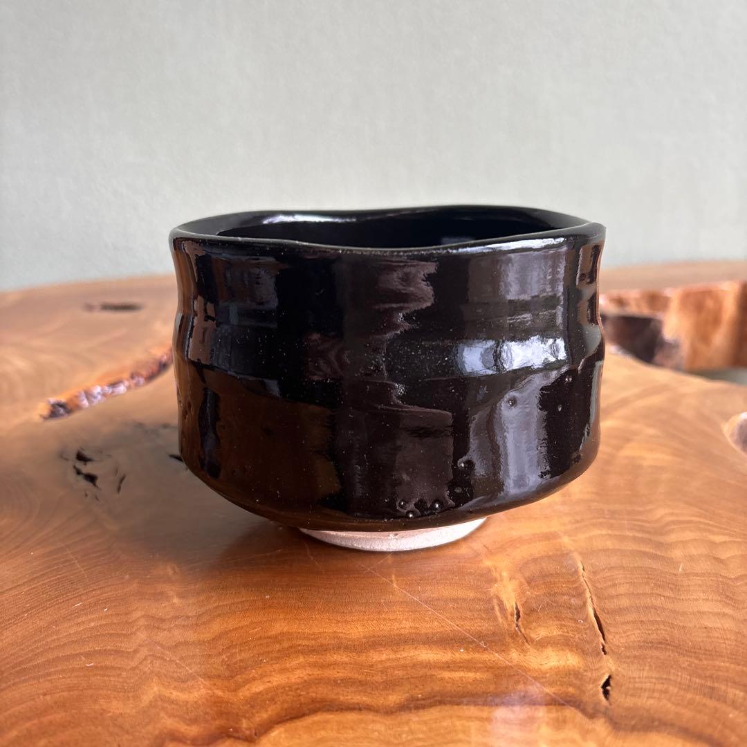Kuro-Oribe Tea Bowl by Shunsou - Black and White Oribe Chawan with Iron-Painted Flower Motif and Signed Box