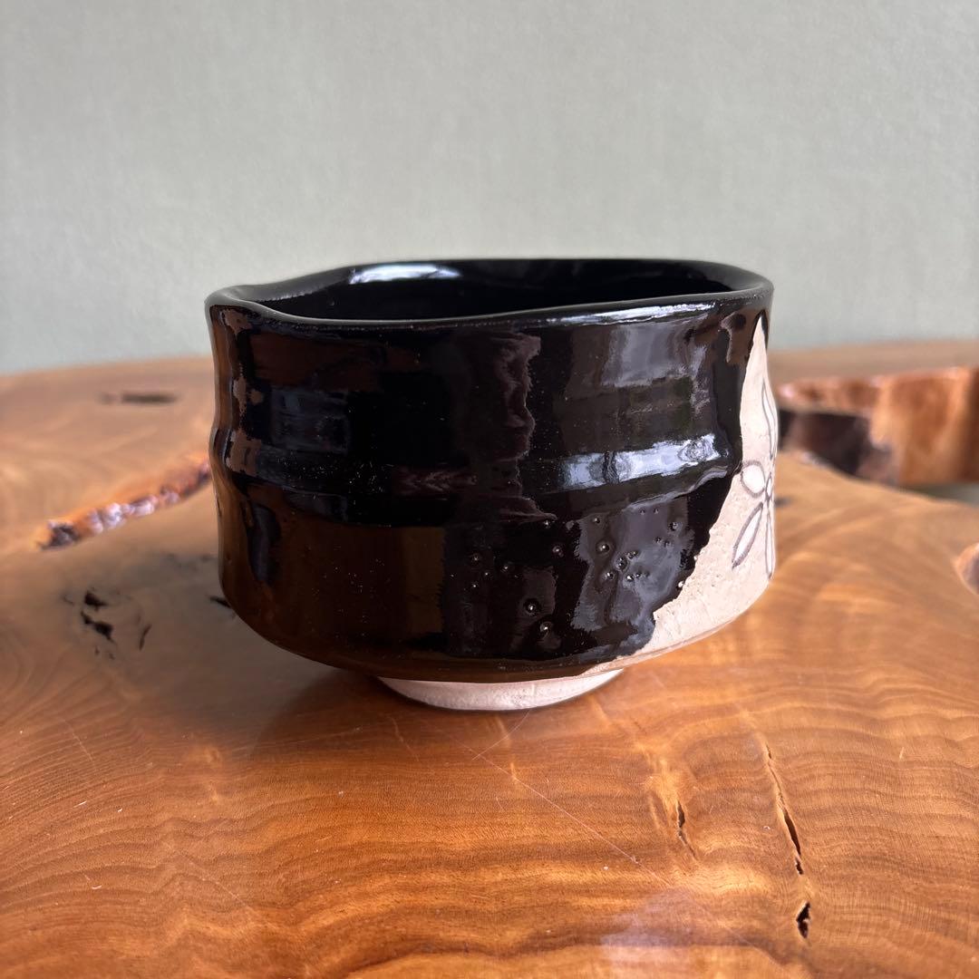 Kuro-Oribe Tea Bowl by Shunsou - Black and White Oribe Chawan with Iron-Painted Flower Motif and Signed Box