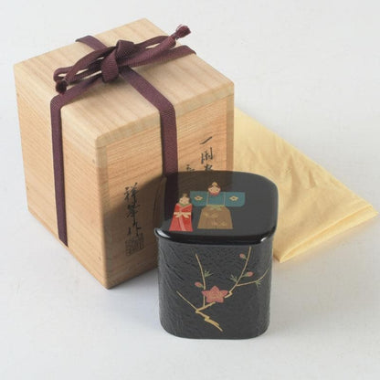 Shoho — Tachi-bina Maki-e Ikkan Natsume, Black Lacquer Tea Caddy with Hina Dolls and Plum