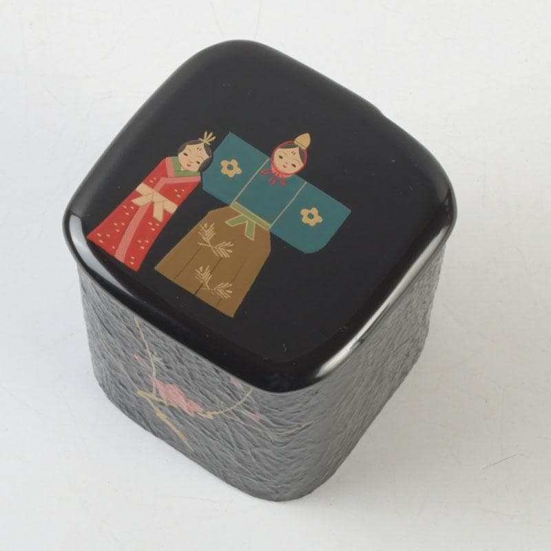 Shoho — Tachi-bina Maki-e Ikkan Natsume, Black Lacquer Tea Caddy with Hina Dolls and Plum