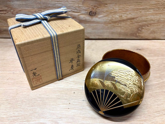 Maki-e Lacquer Hira-Natsume by Kiyose Ikkō — Fan Shiogama Motif Kin-Sunago Interior